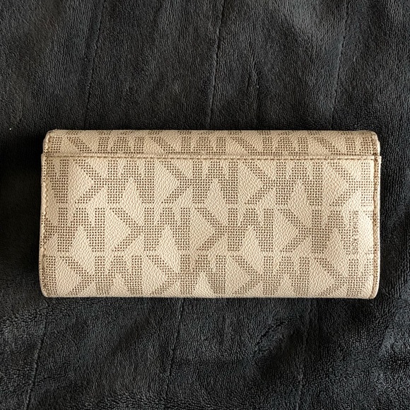 Michael Kors Wallet - Picture 2 of 4